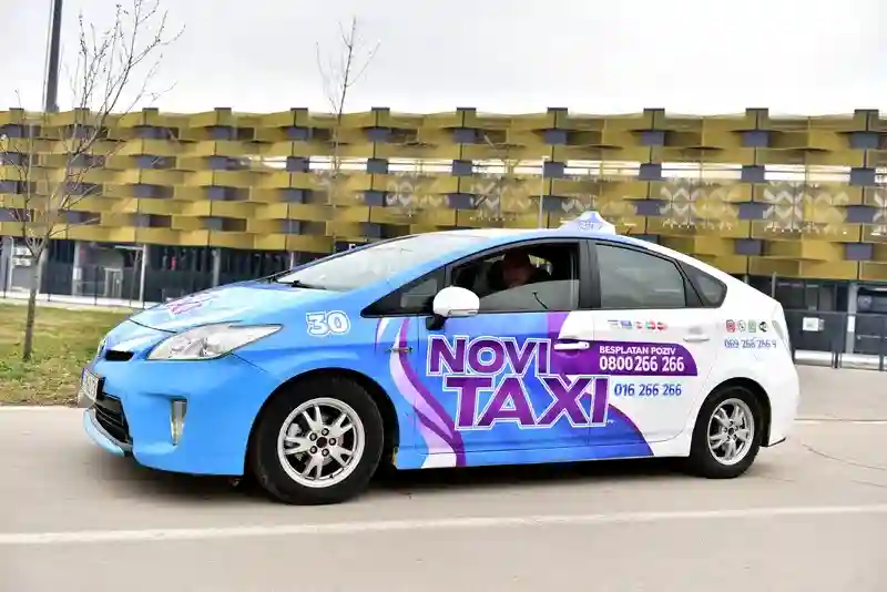 Novi Taxi vozilo sa strane