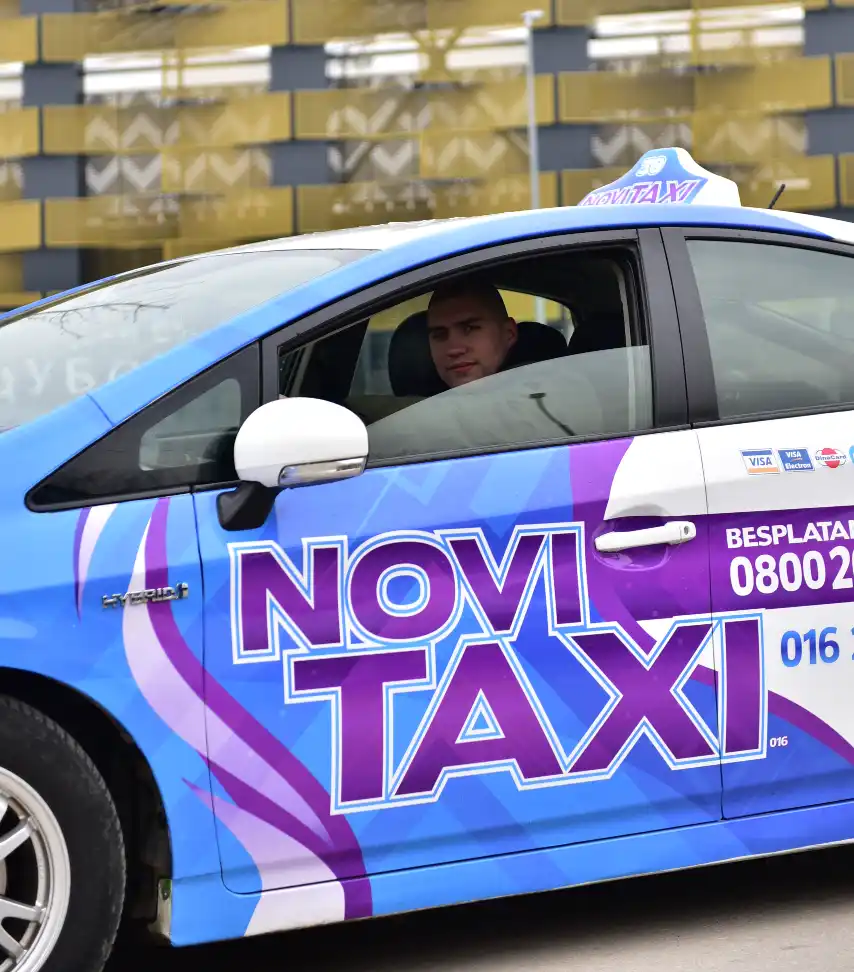 Hibridni Toyota Prius taksi Novi Taxi 016 sa cenama i nalepnicama za plaćanje karticom u Leskovcu